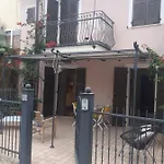 아파트 Bouganville House